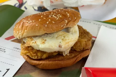Kuřecí burger s vajíčkem