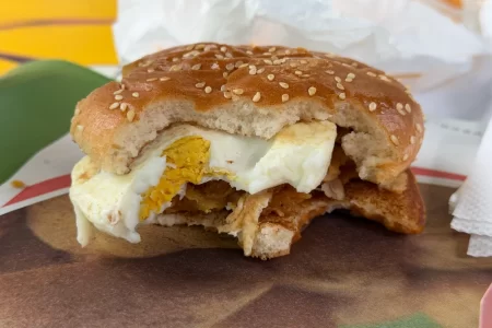 Kuřecí burger s vajíčkem