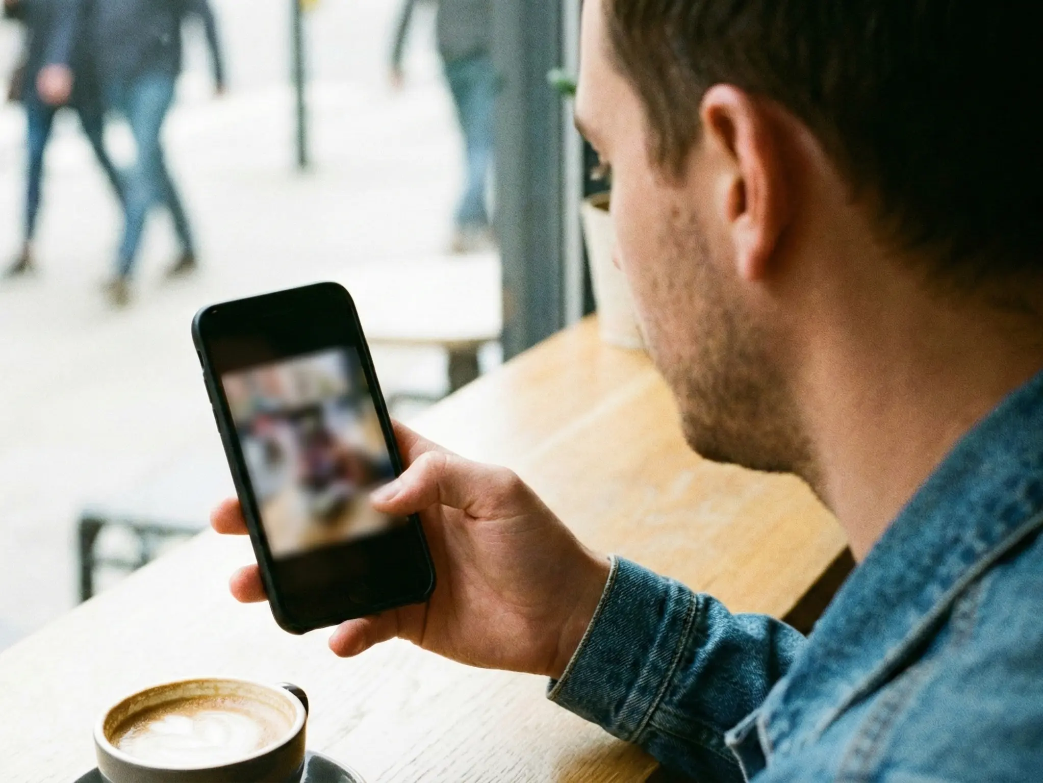 Nevhodný obsah blokování Google a Apple