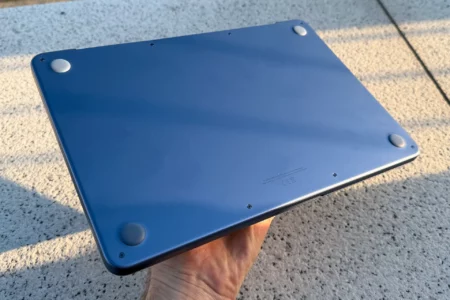 Spodní část MacBooku Neo