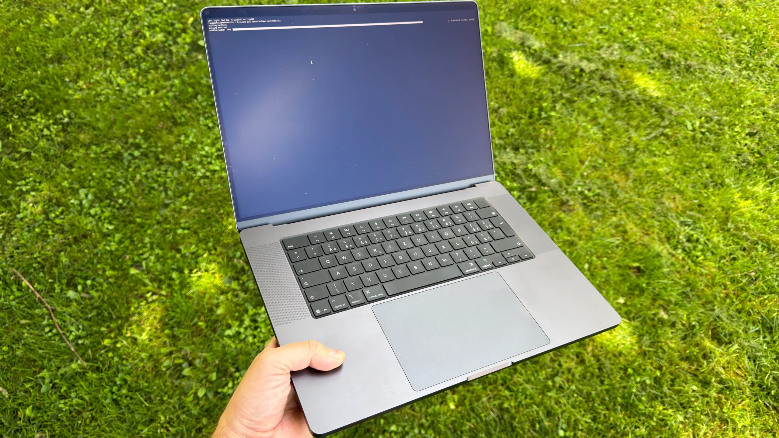 MacBook M5 Max lokální AI